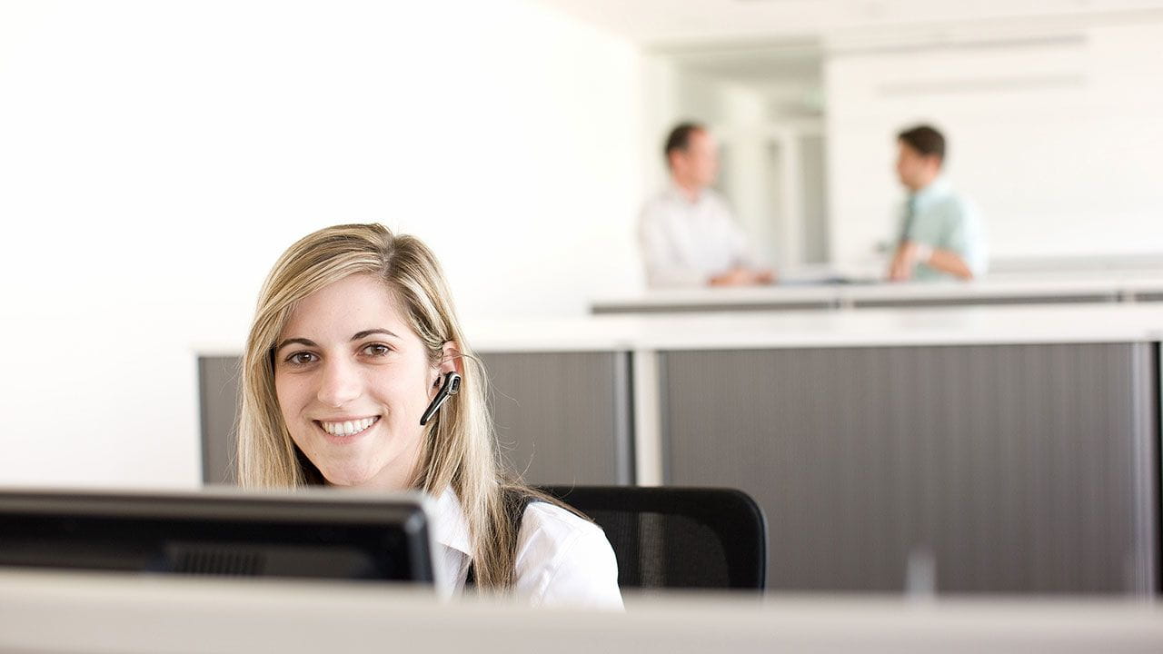 Ensinger employee at the computer 